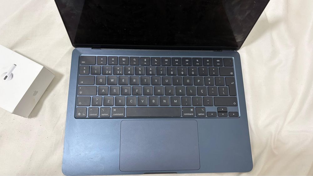 Macbook air (M4)- 16GB RAM