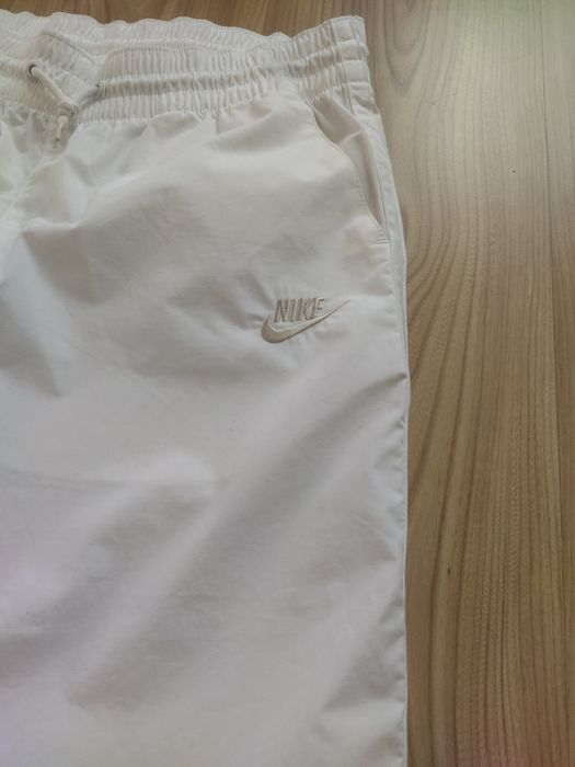 Białe spodenki 3/4 Nike rozmiar M.