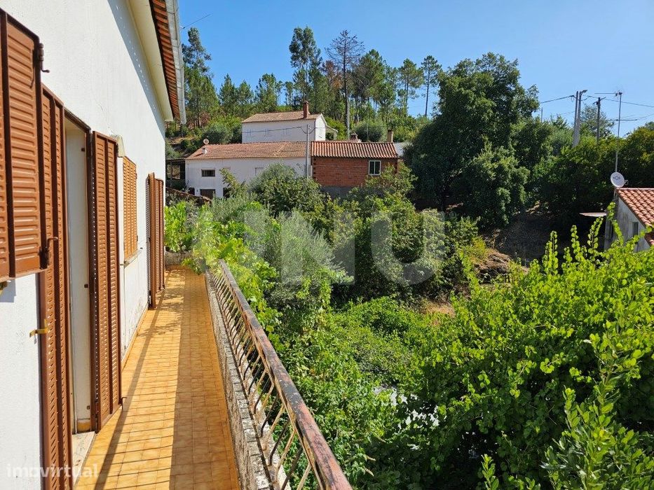 Moradia T3 Térrea com Garagem, Terraço e Logradouro