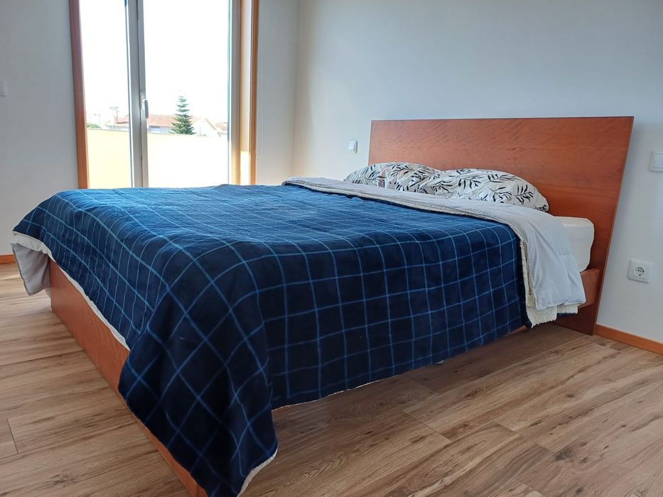 Cama casal, pouco uso ( sem colchão)