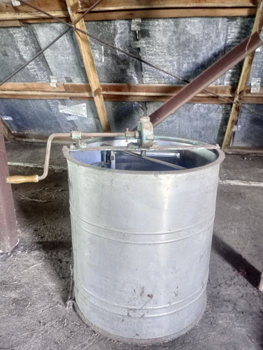 Продам медогонку на две рамки.г Николаев цена 2300