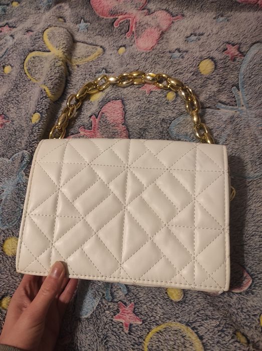 Biała torebka z łańcuszkiem