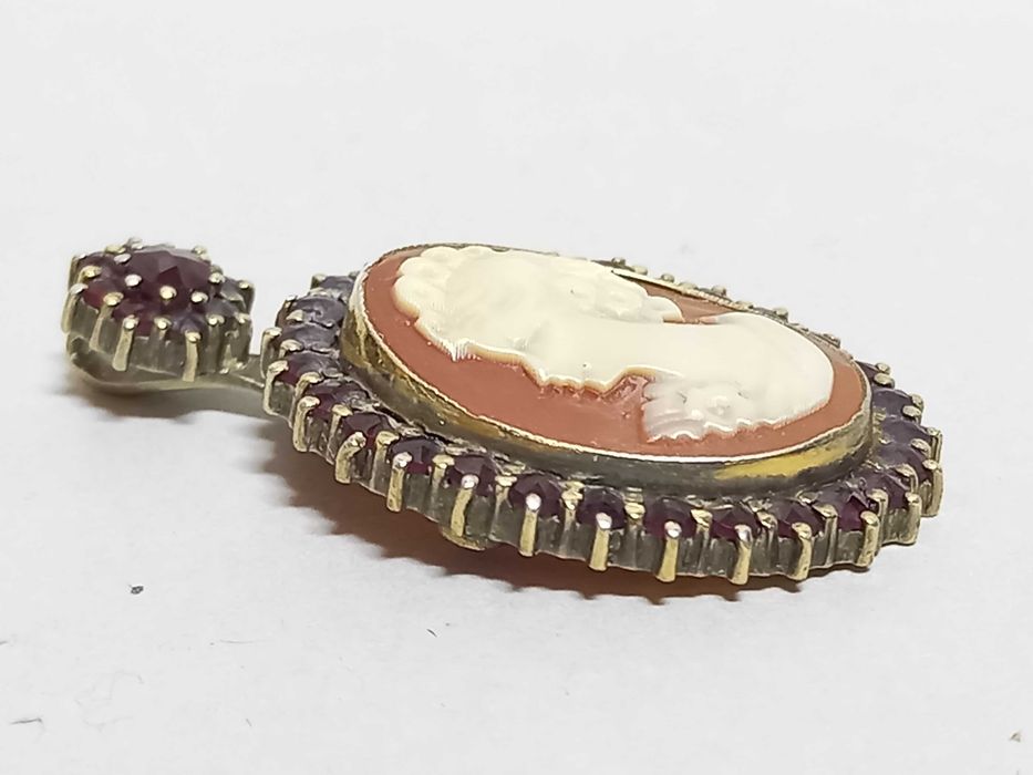 Stary wisior, kamea z granatami, srebro złocone