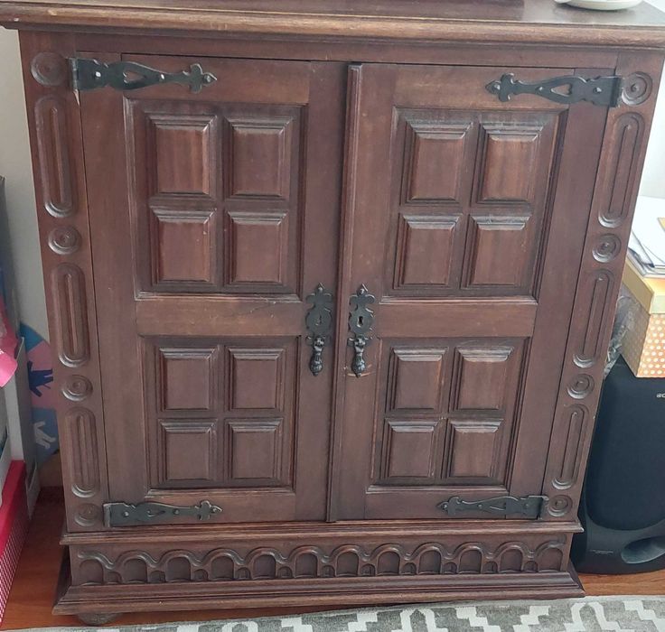 Móvel de madeira antiga