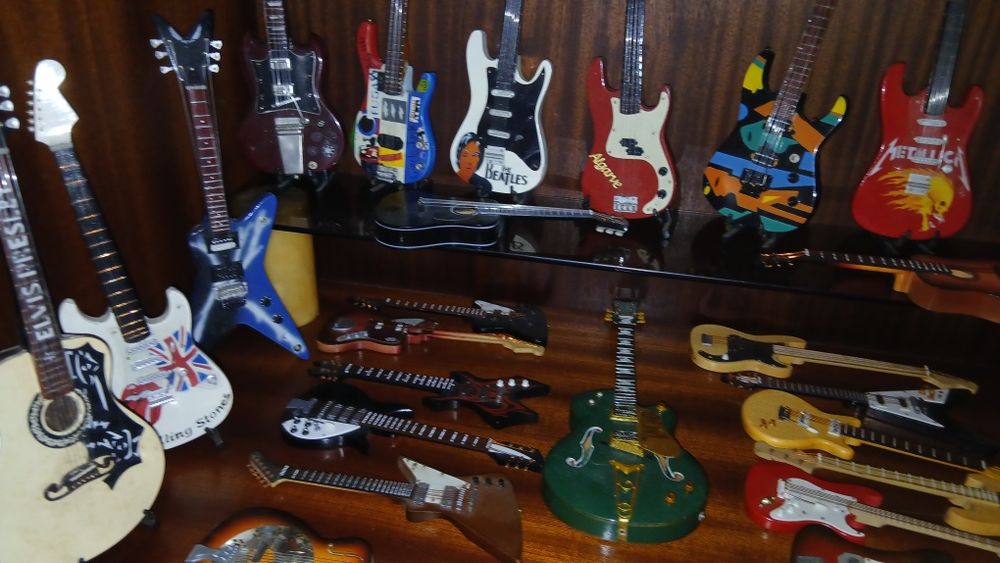 Colecao 30 guitarra minitura por 260 €