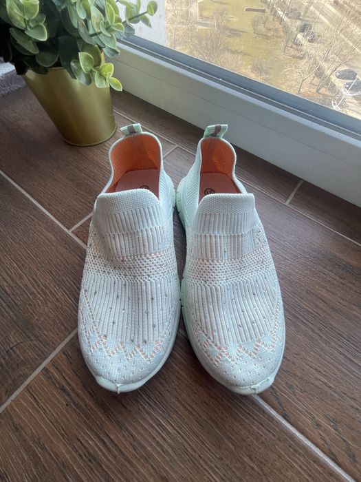 Кросівкі на літо з камінчиками