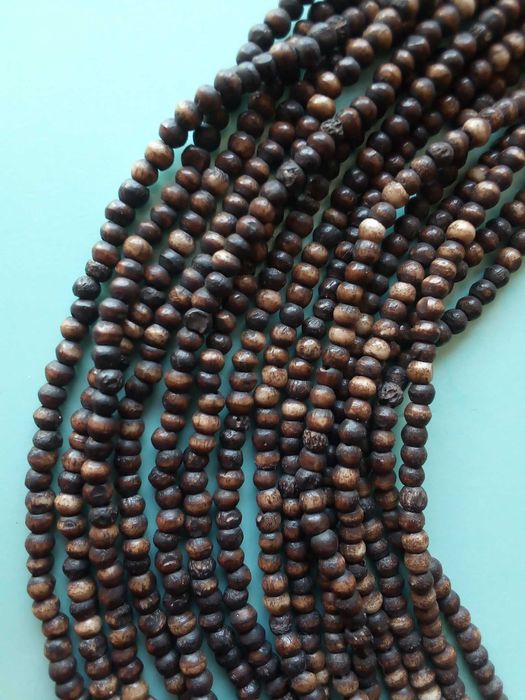 Colar com contas de madeira, usado