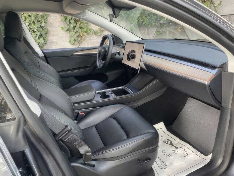 Tesla Model Y Long Range      2023