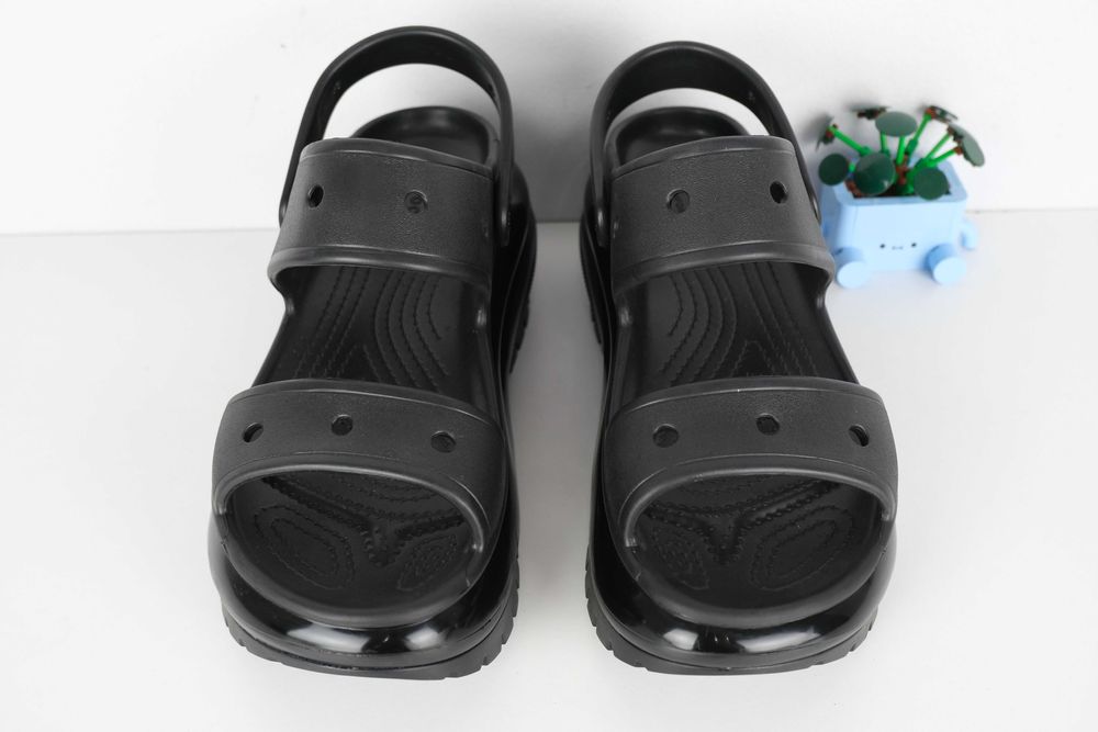 Crocs  classic mega crush sandal     rW10
