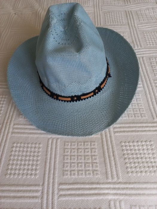Chapéu  azul claro tipo cowboy. IMPECÁVEL