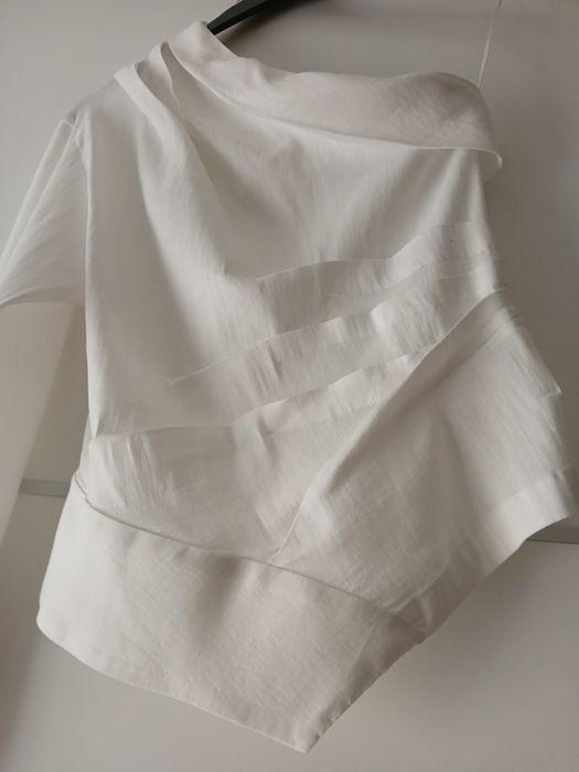Blusa branca assimétrica