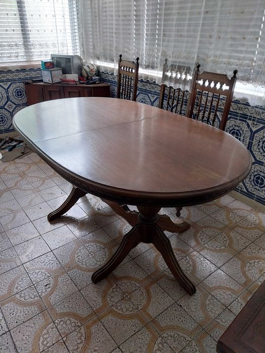 Mesa de jantar com seis cadeiras