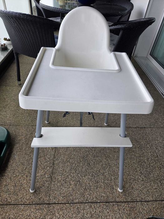 cadeira bebe IKEA com tabuleiro e suporte para pés