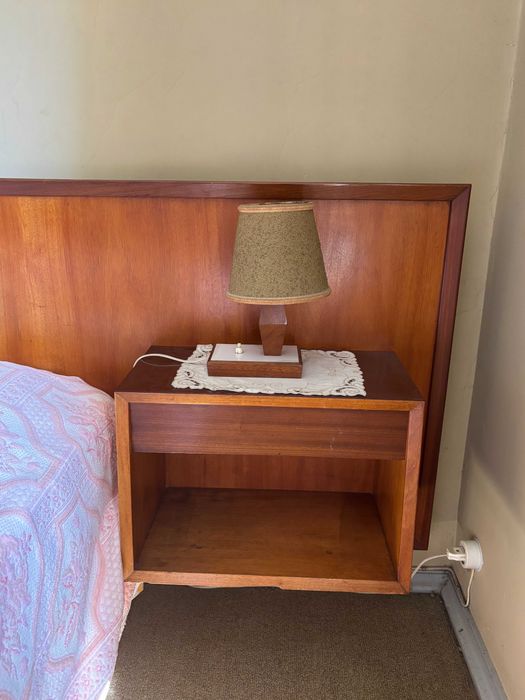 Cama com mesas de cabeceira integradas, incluindo colchões.