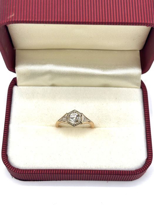 Stary złoty pierścionek z brylantem 0,80ct i rozetami diamentowymi