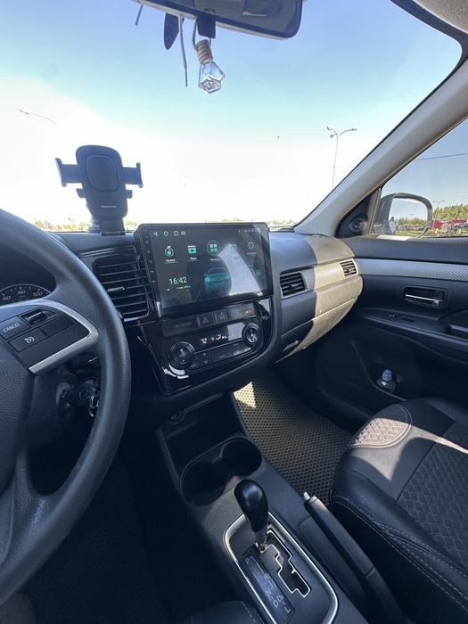 Mitsubishi Outlander 2.4 Газ/Бензин 2013 • 7 місць • Автомат