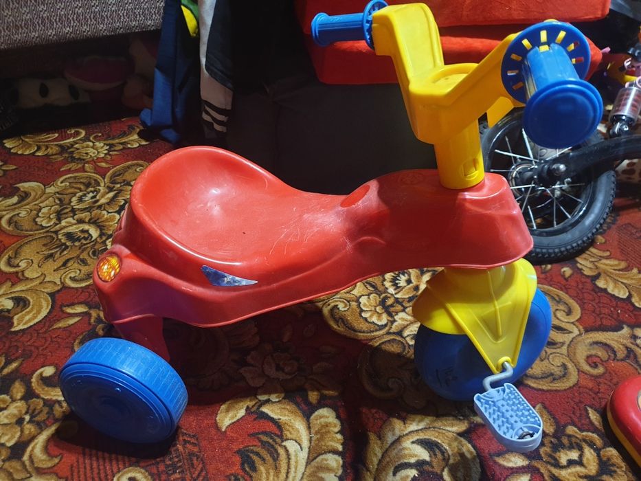 Дитячий толокар,  триколісний велосипед