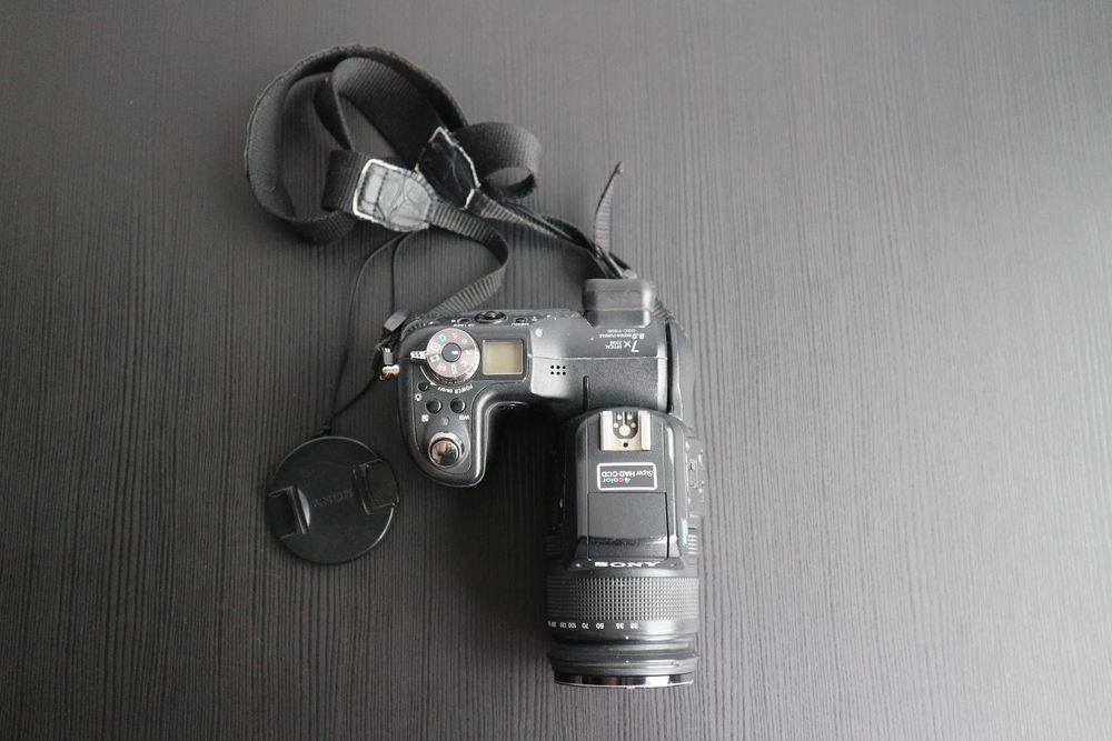 Sony Cyber-shot DSC F828 com Tampa da Lente e Alça