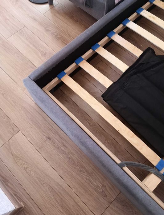 Łóżko z stelażem