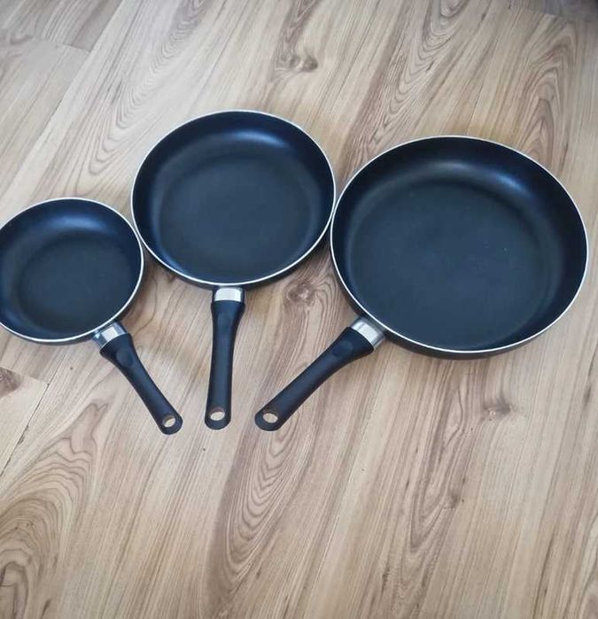Zestaw 3 patelni Amazon Basics 20/26/30 cm non-stick