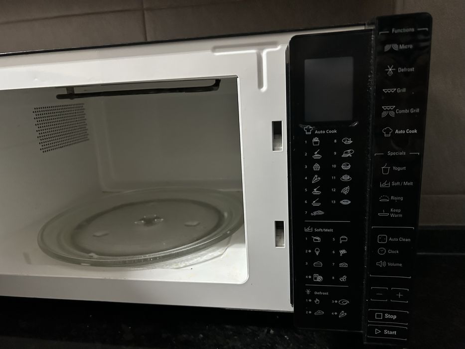 Microondas preto Hotpoint