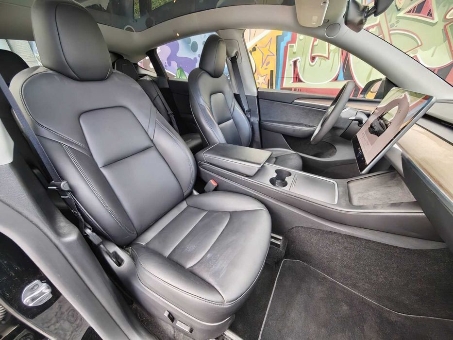 Tesla Model Y      2024