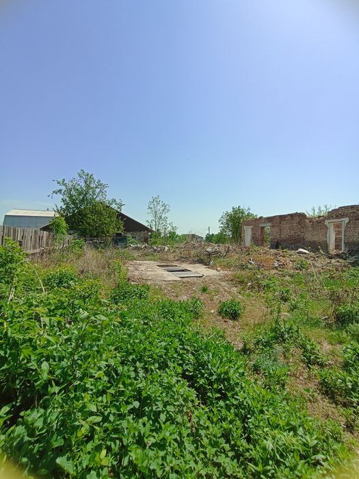 Кутова земельна ділянка під будівництво на Бобровиці