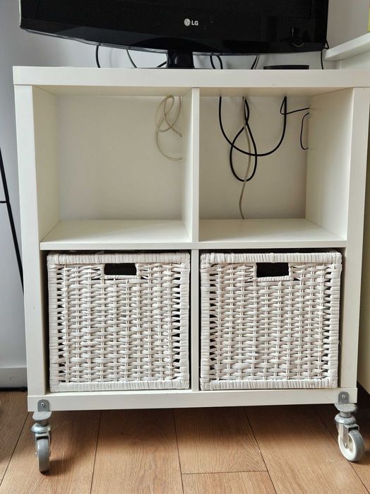 Vendo Conjunto  em Excelente Estado –Cómoda e Estante