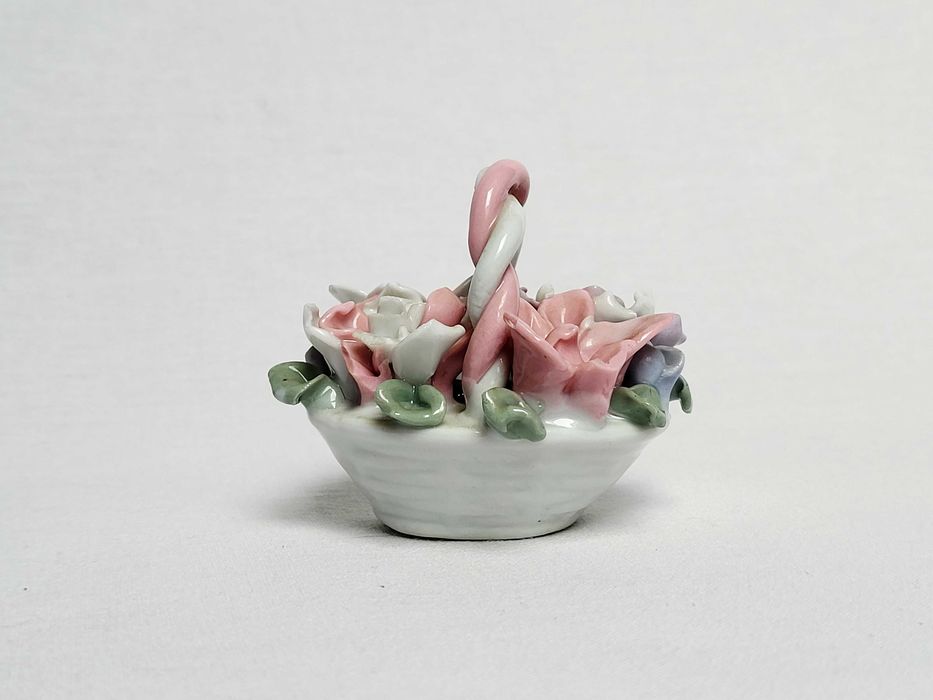 Koszyczek Porcelanowy z Kwiatami – Kompozycja Florystyczna