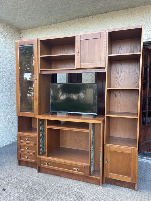 Móvel de sala em madeira com espaço para TV