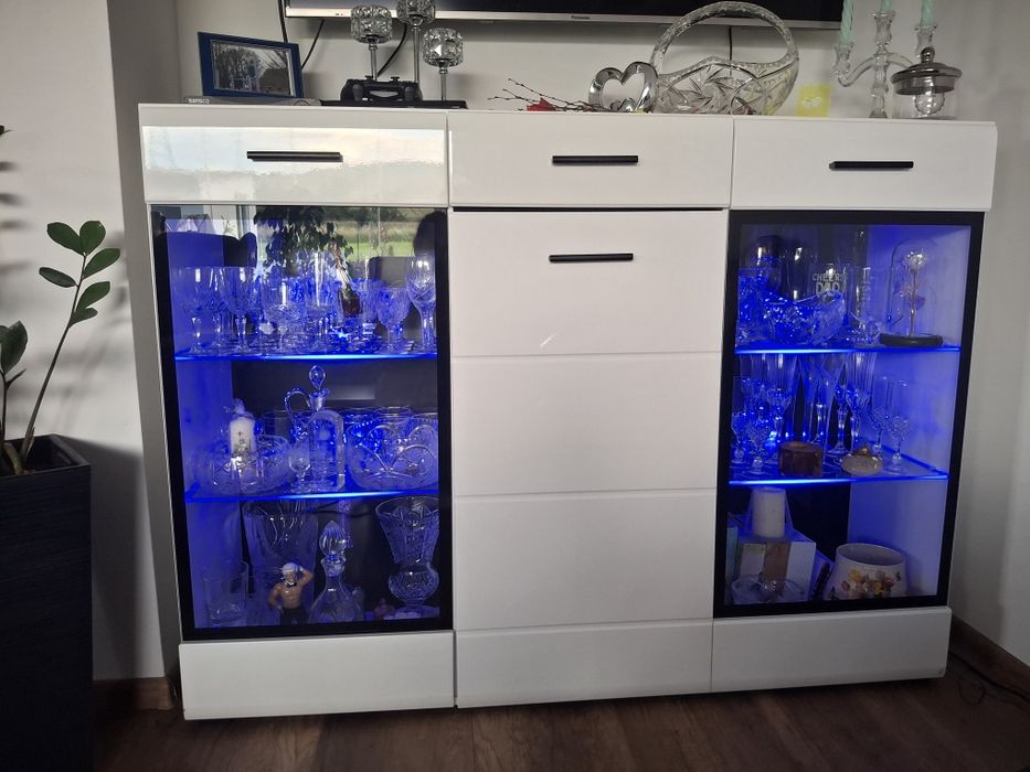 Witryna/komoda z podświetleniem LED – stan idealny