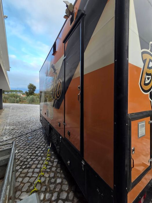 Vendo reboque Bar.
Em boas condições
Com casa de banho.
Placa eletrica