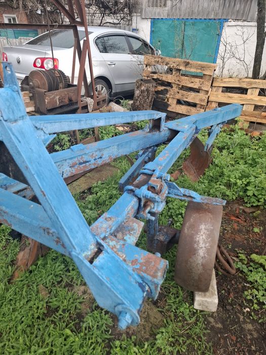 Плуг трехкорпусний