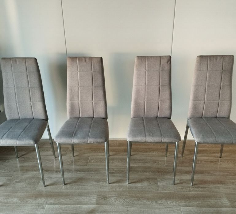 Komplet 4 krzeseł – mała plama na siedzisku, stan dobry