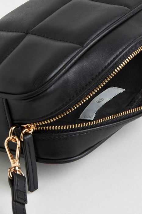 Чорна стьобана сумка-кросбоді H&M.