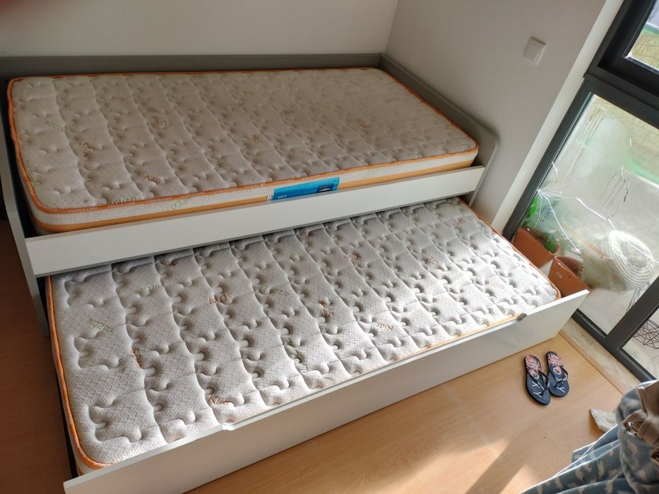 Cama dupla de gaveta deslizante.