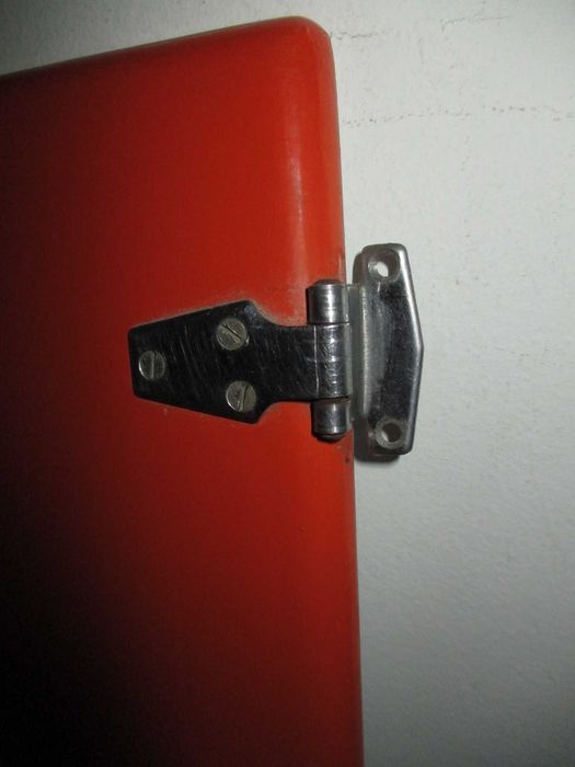 4 Portas em Madeira e Fórmica laranja‑avermelhado