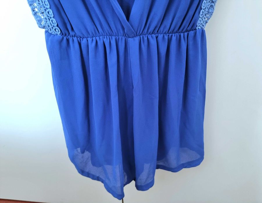 Macacão azul com decote nas costas e detalhe estilo crochet, tamanho S