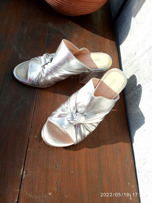 srebrne  klapki na klocku