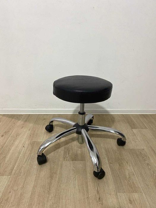 Стілець з регулюванням по висоті для майстра шугаринга, лешмейкера.