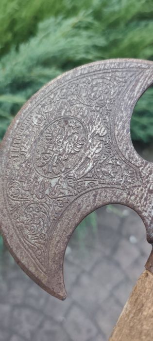 Stary przedmiot dekoracyjny z metalu i drewna – kolekcjonerski