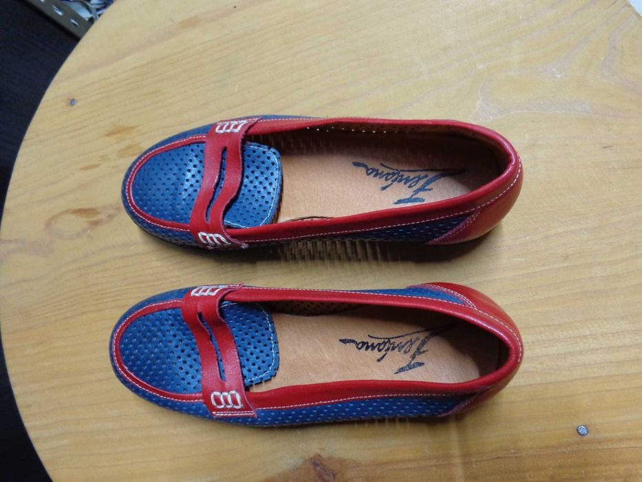 Sapatos azuis e vermelhos