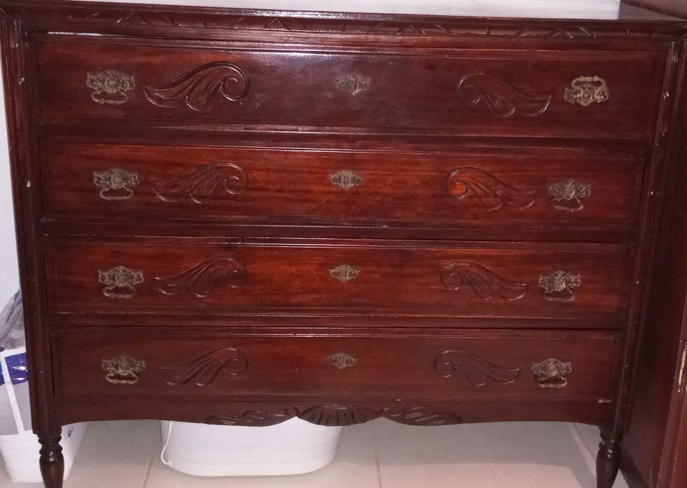 Cómoda antiga com gavetas