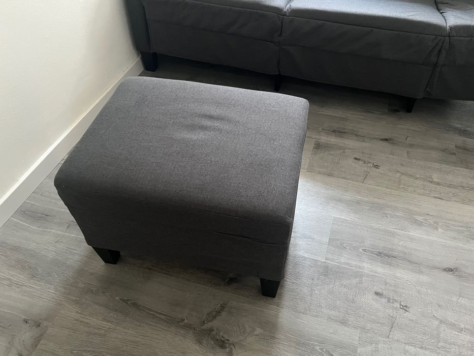 Sofá com almofadas e chaise removíveis