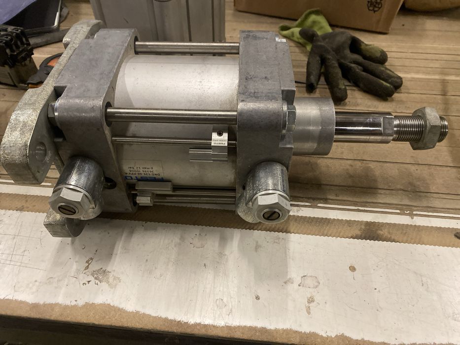 Silownik pneumatyczny duzy