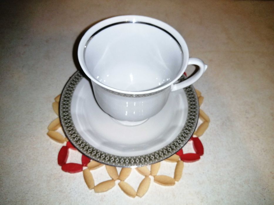 Filiżanka ze spodkiem-porcelana kanelowana wzór-Chodzież-stan ideał.