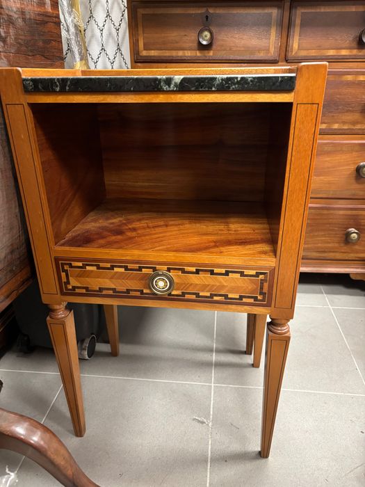 2 mesas de cabeceiras em madeira de cerejeira com tampo em mármore