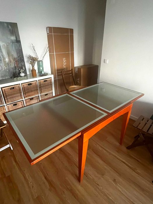 Mesa de Madeira Extensível com vidro Fosco