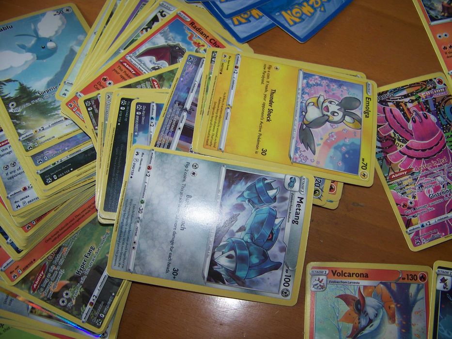 105 cartas POKÉMON + caixa metálica