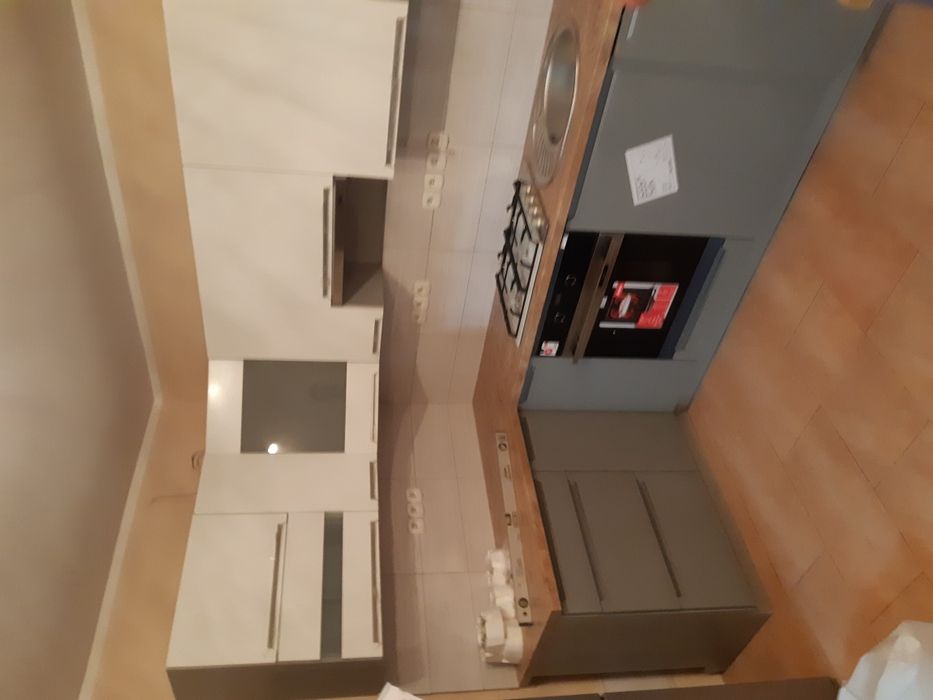 Montaż mebli z paczek, skręcanie, składanie